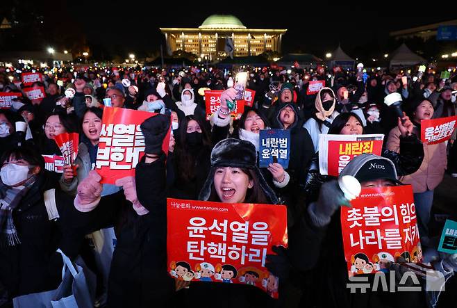 [서울=뉴시스] 황준선 기자 = 지난 7일 서울 여의도 국회 앞에서 열린 '내란죄 윤석열 퇴진! 국민주권 실현! 사회대개혁! 국민촛불대행진'에 시민들이 윤석열 대통령의 탄핵을 촉구하고 있다. 2024.12.07. hwang@newsis.com