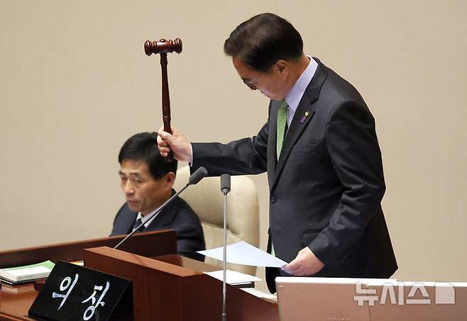 [서울=뉴시스] 조성우 기자 = 우원식 국회의장이 7일 오후 서울 여의도 국회에서 열린 제418회국회(정기회) 제17차 본회의에서 윤석열 대통령 탄핵소추안이 국민의힘 표결 불참에 따른 의결정족수(200명) 미달로 '투표 불성립'으로 자동폐기된 뒤 산회를 선포하며 의사봉을 두드리고 있다. 2024.12.07. xconfind@newsis.com