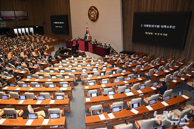 국민의힘 의원들이 7일 서울 여의도 국회에서 열린 제418회국회(정기회) 제17차 본회의에서 윤석열 대통령 탄핵소추안이 상정되자 자리에서 일어나 본회의장에서 퇴장한 가운데 안철수 의원만이 자리를 지키고 있다. 박종민 기자