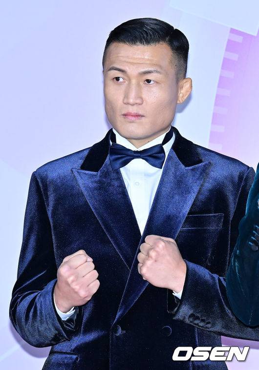 [OSEN=민경훈 기자] 17일 오후 서울 마포구 SBS 프리즘타워에서 '2022 SBS 연예대상' 포토월 행사가 진행됐다.순정파이터의 정찬성이 포토월로 입장하며 포즈를 취하고 있다. 2022.12.17 /rumi@osen.co.kr