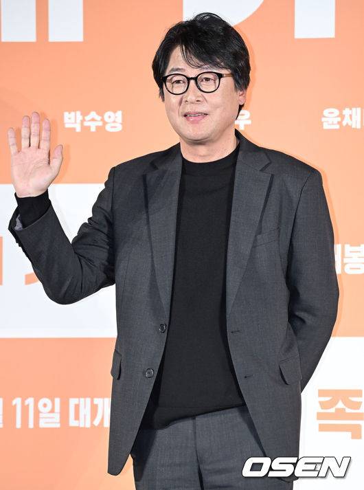 [OSEN=조은정 기자]영화 ‘대가족(감독 양우석)’ 제작보고회가 12일 서울 광진구 롯데시네마 건대입구에서 열렸다.12월 출격을 앞둔 영화 ‘대가족’은 스님이 된 아들(이승기 분) 때문에 대가 끊긴 만두 맛집 ‘평만옥’ 사장(김윤석 분)에게 세상 본 적 없던 귀여운 손주들이 찾아오면서 생각지도 못한 기막힌 동거 생활을 하게 되는 가족 코미디다.배우 김윤석이 포즈를 취하고 있다. 2024.11.12 /cej@osen.co.kr