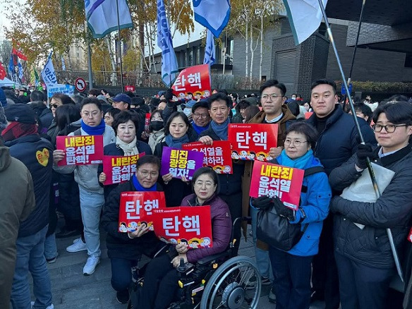 ▲윤석열 대통령 퇴진 집회에 참여한 제주도의원들.ⓒ(김한규 의원실)