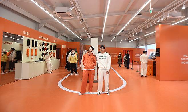6일 오전 서울 성동구 무신사스퀘어 성수4에서 열린 당근의 팝업스토어 '원마일 워크 클럽'에서 모델이 포즈를 취하고 있다.