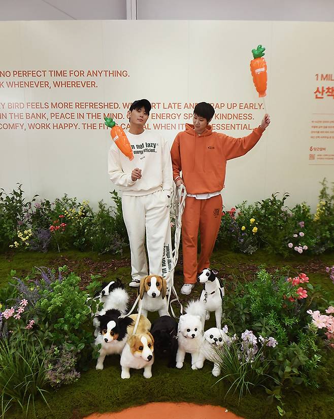 6일 오전 서울 성동구 무신사스퀘어 성수4에서 열린 당근의 팝업스토어 '원마일 워크 클럽'에서 모델이 포즈를 취하고 있다.