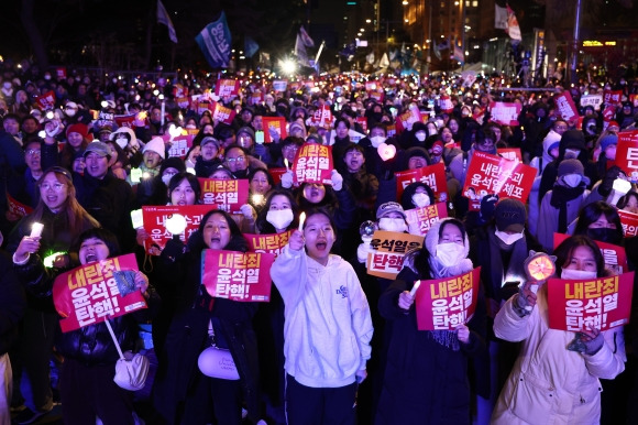 7일 오후 서울 여의도 국회 앞에서 열린 ‘내란죄 윤석열 퇴진! 국민주권 실현! 사회 대개혁! 범국민촛불대행진’에서 참석자들이 구호를 외치고 있다. 2024.12.7 연합뉴스