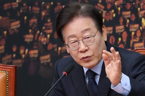 답변하는 이재명 대표 - 더불어민주당 이재명 대표가 8일 오후 서울 여의도 국회에서 열린 긴급 기자회견에서 기자 질문에 답변하고 있다.  연합뉴스