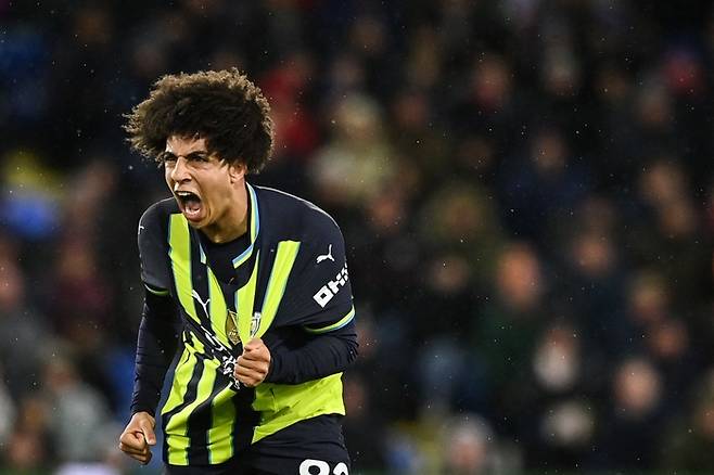 리코 루이스가 값진 동점골을 터트렸으나 이후 퇴장을 당하며 천당과 지옥을 오갔다. 맨체스터 시티(이하 맨시티)는 엘링 홀란이 리그 13호 골을 터트렸으나 강등권에 위치한 크리스털 팰리스 원정에서 2-2 무승부를 거두면서 2연승에 실패했다.<저작권자(c) 연합뉴스, 무단 전재-재배포, AI 학습 및 활용 금지>