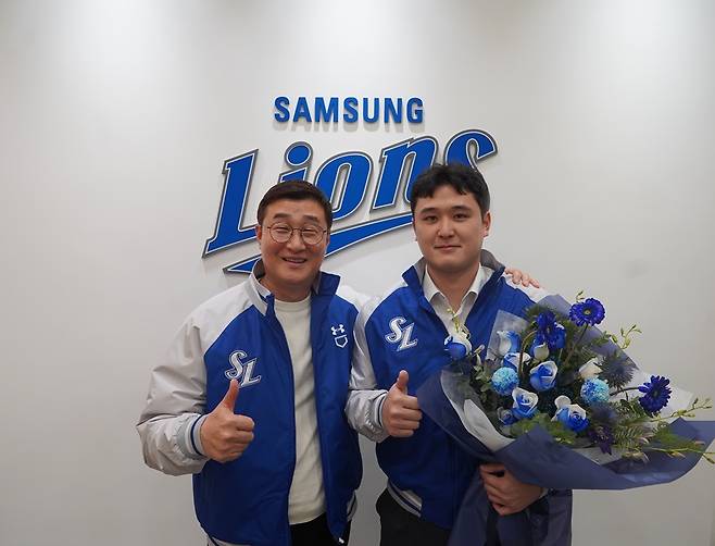 지난 6일 삼성 라이온즈와 4년 총액 70억 원의 조건에 FA 계약을 체결한 투수 최원태(오른쪽). 사진 삼성라이온즈
