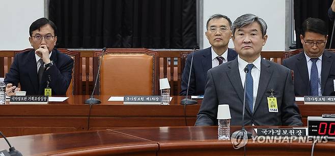 국회 정보위 출석한 국정원, 홍장원 1차장은 불참 (서울=연합뉴스) 국가정보원 김남우 기조실장(왼쪽부터), 황원진 2차장, 조태용 국정원장, 윤오준 3차장이 7일 오전 서울 여의도 국회에서 열린 정보위원회 전체회의에 출석하고 있다. 홍장원 국정원 1차장은 불참했다. 2024.12.7 [국회사진기자단] photo@yna.co.kr