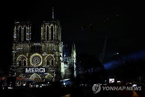 '감사합니다'  (파리 로이터=연합뉴스) 7일(현지시간) 프랑스 파리에서 노트르담 대성당 재개관식이 열리고 있다. 성당 복원에 애써준 이들에 대한 감사의 메시지가 대성당 외부에 투영되고 있다. 2024.12.07 photo@yna.co.kr