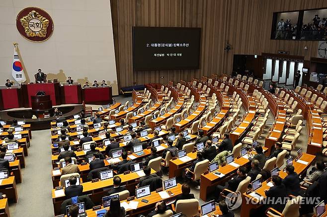 윤석열 탄핵소추안 제안 설명하는 박찬대 원내대표 (서울=연합뉴스) 김주형 기자 = 더불어민주당 박찬대 원내대표가 7일 오후 국회 본회의에서 열린 윤석열 대통령 탄핵소추안 제안설명을 하고 있다.   2024.12.7 kjhpress@yna.co.kr