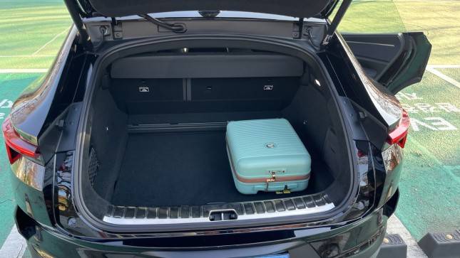 폴스타 4는 뒷유리가 없는 구조이기 때문에 적재물을 트렁크에 가득 쌓을 수 있다. 트렁크의 기본 적재용량은 526리터이며, 2열 시트 폴딩시 최대 1,536리터의 짐도 적재할 수 있다. 트렁크 바닥은 높이를 조절할 수 있으며, 하단에도 별도의 적재공간이 있다./사진=정민주기자