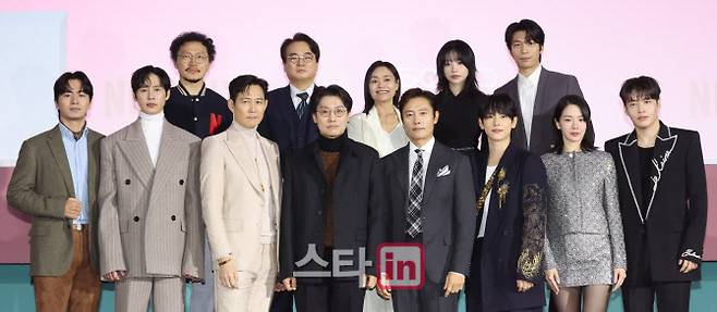 황동혁 감독과 배우 이정재, 이병헌, 임시완, 강하늘, 위하준, 박규영, 이진욱, 양동근, 강애심, 이서환, 조유리가 21일 오후 서울 중구 DDP 아트홀에서 열린 넷플릭스 드라마 ‘오징어게임 시즌2’ 제작발표회에서 포즈를 취하고 있다.(사진=이영훈 기자)