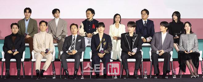 황동혁 감독과 배우 이정재, 이병헌, 임시완, 강하늘, 위하준, 박규영, 이진욱, 양동근, 강애심, 박성훈, 이서환, 조유리가 21일 오후 서울 중구 DDP 아트홀에서 열린 넷플릭스 드라마 ‘오징어게임 시즌2’ 제작발표회에서 포즈를 취하고 있다.(사진=이영훈 기자)
