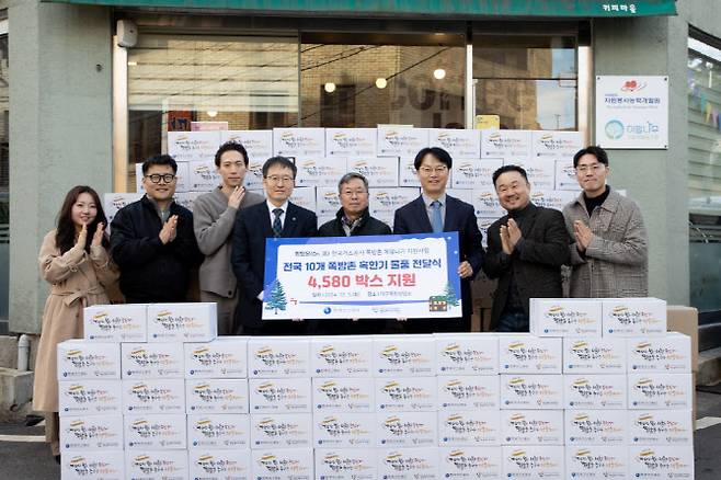 심규헌 상생협력처장을 비롯한 한국가스공사 관계자가 지난 3일 대구쪽방상담소에 이 지역 쪽방촌 거주민에 전달할 혹한기 온누리 나눔박스를 전달 후 기념촬영하고 있다. (사진=가스공사)