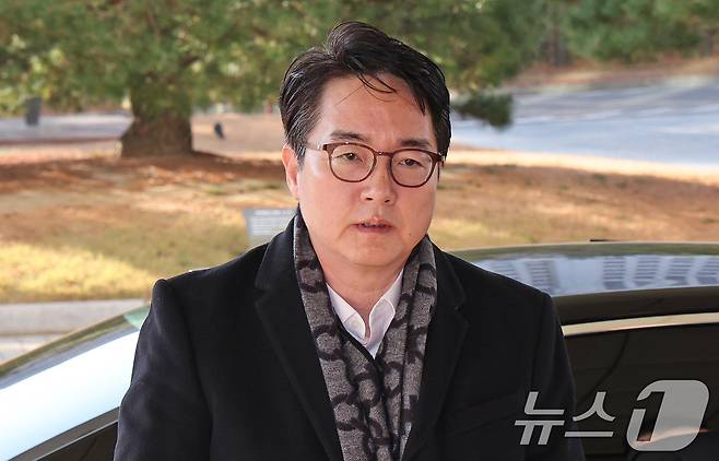 심우정 검찰총장이 9일 오전 서울 서초구 대검찰청으로 출근하고 있다. 검찰은 12·3 비상계엄 사태와 관련해 합동수사본부를 꾸려 내란 혐의를 받는 김용현 전 국방부 장관 등 피의자에 대한 수사를 진행 중이다. 2024.12.9/뉴스1 ⓒ News1 장수영 기자