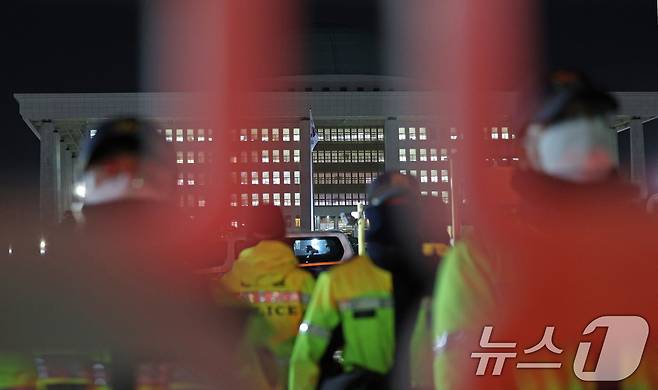 윤석열 대통령의 비상계엄 해제 요구 결의안이 국회 본회의에서 통과된 4일 새벽 서울 여의도 국회 정문을 경찰이 통제하고 있다. 여야는 이날 본회의에서 재석 190명 중 찬성 190명으로 비상계엄 해제 요구 결의안을 가결 처리했다. 이에 따라 계엄령 선포는 무효가 됐다고 국회의장실은 설명했다. 2024.12.4/뉴스1 ⓒ News1 장수영 기자