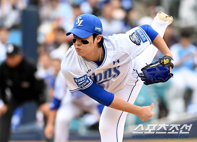 26일 대구삼성라이온즈파크에서 열린 KIA와 삼성의 한국시리즈 4차전, 삼성 선발투수 원태인이 역투하고 있다. 대구=허상욱 기자 wook@sportschosun.com/2024.10.26/