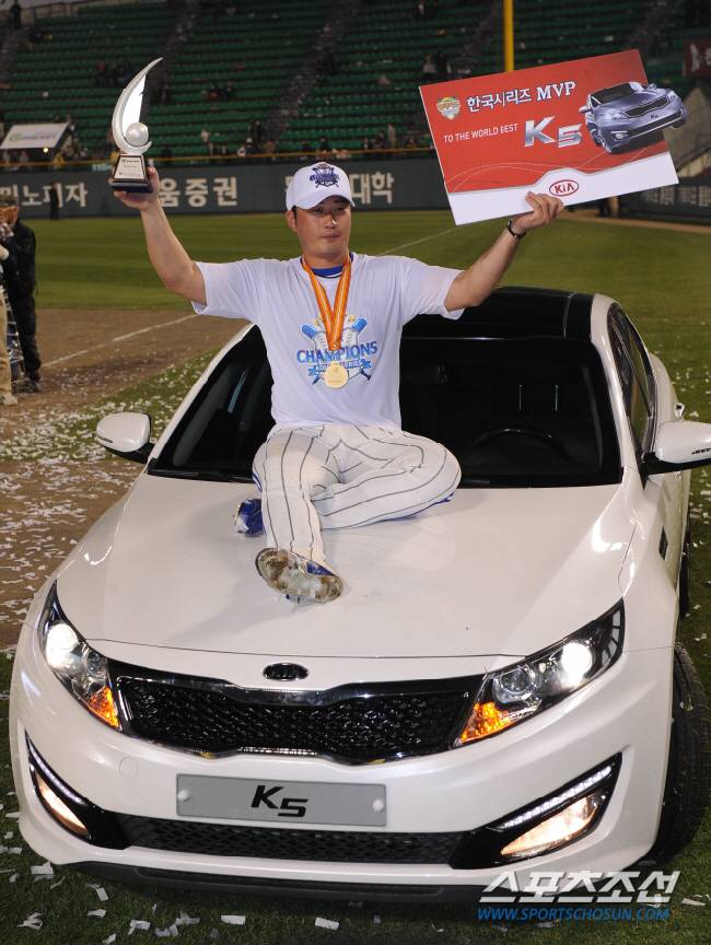 31일 오후 서울 잠실구장에서 한국시리즈 5차전 삼성과 SK의 경기가 열렸다. 1대0으로 승리하며 한국시리즈 우승을 차지한 삼성 오승환이 MVP 부상으로 받은 승용차 위에서 기뻐하고 있다. 스포츠조선DB
