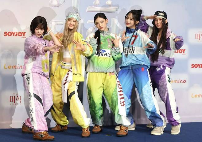 지난 7월께 그룹 뉴진스가 인천 영종도 인스파이어 엔터테인먼트 리조트에서 열린 SBS 2024 가요대전 서머 블루카펫 행사에서 포즈를 취하고 있다. 연합뉴스
