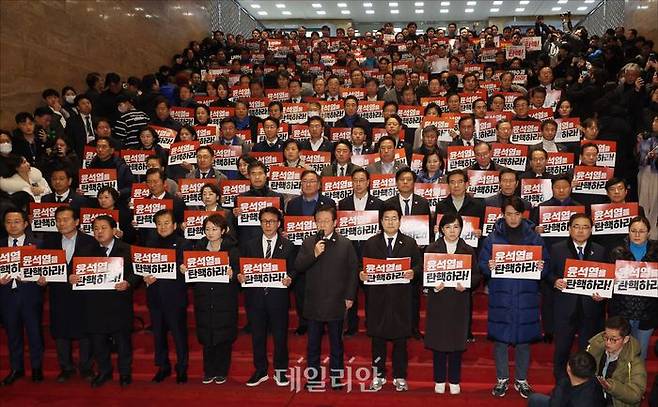 윤석열 대통령 탄핵안 표결이 투표불성립으로 폐기된 지난 7일 국회에서 이재명 더불어민주당 대표가 국민의힘의 윤석열 대통령 탄핵안 투표 불참과 관련해 규탄 발언을 하고 있다. ⓒ데일리안 홍금표 기자