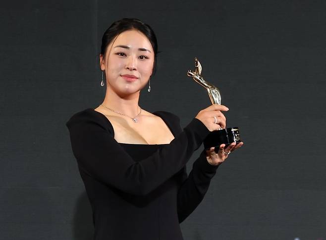 윤이나가 서울 강남구 그랜드 인터컨티넨탈 서울 파르나스에서 열린 2024 KLPGA 대상 시상식에서 위메이드 대상·상금왕·최저타수상 3관왕을 수상한 윤이나 선수가 트로피를 들고 기념촬영하고 있다. 뉴시스