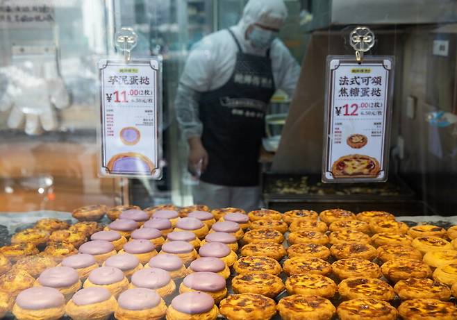 9일 중국 베이징의 한 제과점에서 빵을 만들고 있다. 베이징/EPA 연합뉴스