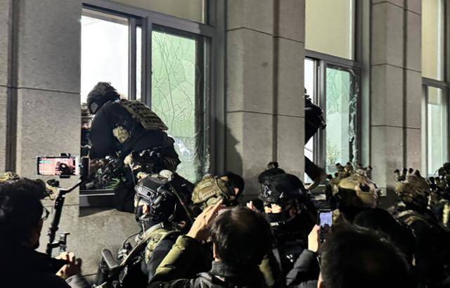 윤석열 대통령이 긴급 대국민 담화를 통해 비상계엄령을 발표한 직후인 3일 서울 여의도 국회에서 계엄군이 창문을 깨고 진입하고 있다. 뉴시스