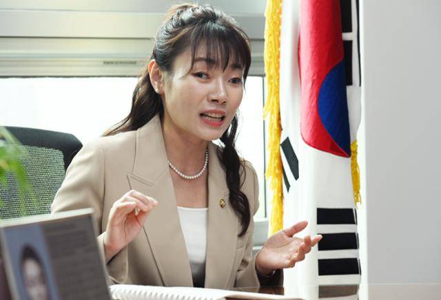 김 의원은 2023년 5월 24일 한국일보 김희원 논설위원을 만나 "정치가 현장의 갈등을 조정하는 역할을 확대해야 한다"며 "시간이 걸리고 지탄을 받더라도 소통의 장을 마련하고 갈등을 조율하면서 듣고 법안을 논의하기를 바란다"고 말했다. 고영권 기자