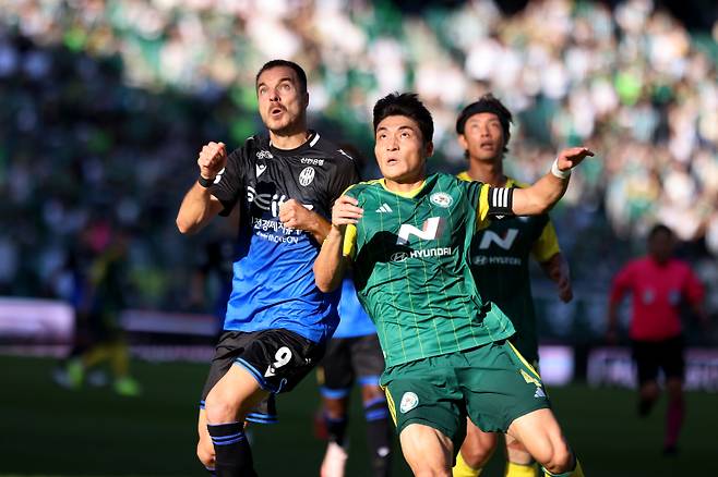 박진섭(오른쪽). 사진=프로축구연맹