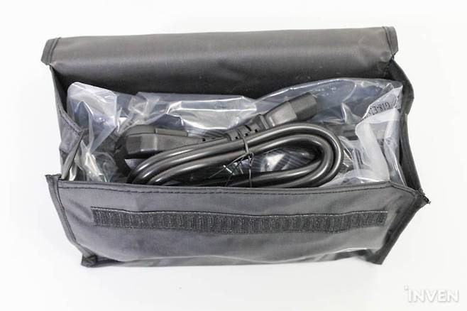 ▲ 모듈러 케이블은 별도의 파우치에 들어 있다