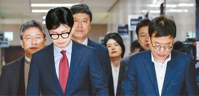 < 표정 굳은 與지도부 > 한동훈 대표(앞줄 왼쪽)를 비롯한 국민의힘 지도부가 9일 국회에서 열린 비공개 최고위원회의에 입장하고 있다. 뉴스1