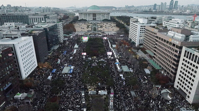 지난 7일 오후 서울 여의도 국회 앞에서 열린 '내란죄 윤석열 퇴진! 국민주권 실현! 사회대개혁! 범국민촛불대행진'에 수많은 시민이 모여 도로를 가득 메우고 있다. 연합뉴스