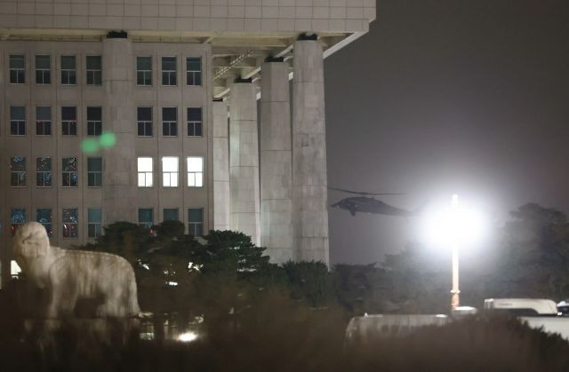 지난 3일 윤석열 대통령의 비상계엄 선포 후 여의도 국회 인근에 특수작전항공단 헬기가 지나가고 있다. 연합뉴스