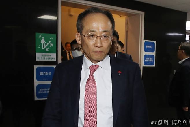 (서울=뉴스1) 이광호 기자 = 추경호 국민의힘 원내대표가 7일 오후 서울 여의도 국회에서 의원총회를 마친뒤 항의하는 민주당 관계자들을 뒤로 하고 국회 본청을 나서고 있다.   이날 국민의힘 의원들은 김건희 특검법 투표 후 본회의장을 나가 윤석열 대통령 탄핵소추안 투표에는 참여하지 않고 의총을 계속이어가다 본회의 산회후 국회를 떠났다. 2024.12.7/뉴스1  Copyright (C) 뉴스1. All rights reserved. 무단 전재 및 재배포,  AI학습 이용 금지. /사진=(서울=뉴스1) 이광호 기자