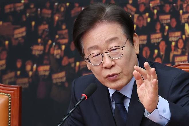 더불어민주당 이재명 대표가 8일 오후 서울 여의도 국회에서 열린 긴급 기자회견에서 기자 질문에 답변하고 있다. [연합]