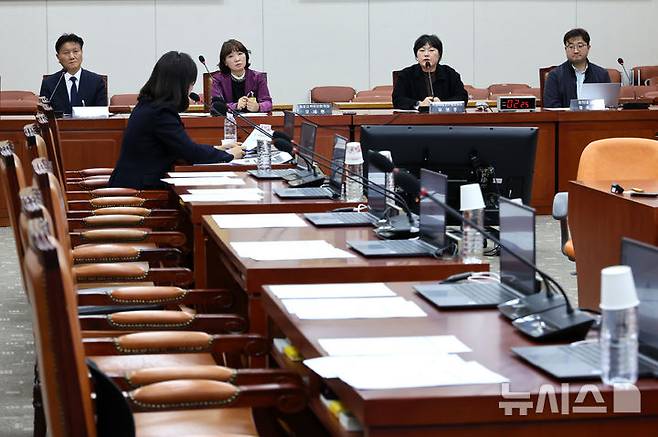 [서울=뉴시스] 조성우 기자 = 9일 오후 서울 여의도 국회에서 교육위원회의 윤석열 대통령 비상계엄 사태 관련 현안질의가 열린 가운데 국민의힘 의원들 자리가 비어 있다. 2024.12.09. xconfind@newsis.com