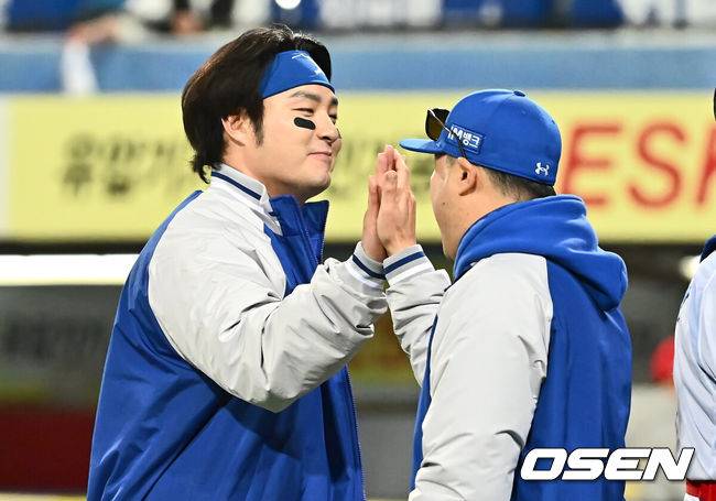 [OSEN=대구, 이석우 기자] 25일 대구 삼성라이온즈파크에서 2024 신한 SOL뱅크 KBO 포스트시즌 한국시리즈 삼성 라이온즈와 KIA 타이거즈의 3차전 경기가 열렸다. 홈팀 삼성은 대니 레예스, 방문팀 KIA는 에릭 라우어를 선발 투수로 내세웠다.삼성 라이온즈 박병호가 KIA 타이거즈에 4-2로 승리한 후 박진만 감독과 기쁨을 나누고 있다. 2024.10.25 / foto0307@osen.co.kr