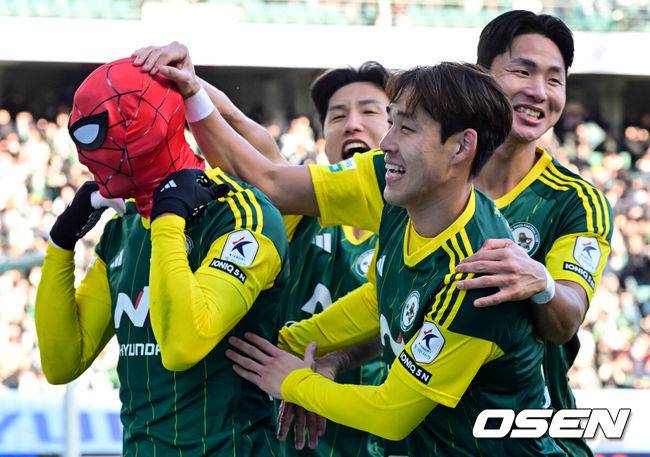[OSEN=전주, 조은정 기자]전북 현대 모터스와 서울 이랜드 FC의 2024 하나은행 K리그 승강 플레이오프&nbsp;2차전이 8일 전주월드컵경기장에서 열렸다.전북 현대는 K리그 1부 잔류를, 2부 리그 서울 이랜드는 창단 첫 승격을 노린다. 전북은 2차전에서 비기기만 해도 1부에 잔류한다. 서울이랜드는 2골차 이상으로 승리해야 1부로 승격할 수 있다.후반 전북 티아고가 동점골을 넣은 뒤 기뻐하고 있다. 2024.12.08 /cej@osen.co.kr