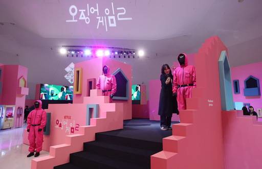 9일 서울 중구 동대문디자인플라자(DDP)에 열린 넷플릭스 시리즈 ‘오징어 게임’ 시즌2 체험존에서 취재진이 전시를 둘러보고 있다. 연합뉴스