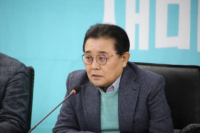 새미래민주당(새민주당) 전병헌 대표가 9일 서울 여의도 당사에서 주재한 당 최고위원회의에서 모두발언을 하고 있다. 새민주당 제공