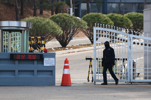 ‘비상계엄’ 방첩사령부, 압수수색 중 - 12·3 비상계엄 사태를 수사하는 검찰 비상계엄 특별수사본부가 9일 오전부터 경기도 과천 소재 국군방첩사령부 등에서 압수수색을 진행하고 있다고 밝혔다. 사진은 이날 압수수색이 진행 중인 국군방첩사령부 앞에서 근무 중인 장병. 2024.12.9 연합뉴스