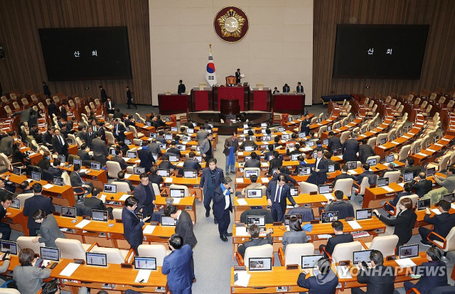 우원식 국회의장이 7일 오후 국회 본회의에서 윤석열 대통령의 탄핵소추안에 대해 의결 정족수 부족으로 ‘투표 불성립’을 선언하자 의원들이 나가고 있다. 연합뉴스