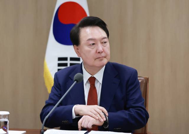 윤석열 대통령이 지난달 10일 서울 용산 대통령실에서 ‘대외여건 변화에 따른 긴급 경제·안보 점검회의’에 참석해 회의를 준비하고 있다. 연합뉴스