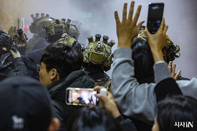 12월4일 새벽 서울 여의도 국회의사당 3층 본회의장 인근 복도에서 계엄군이 진입을 시도하고 있다. ⓒ시사IN 박미소