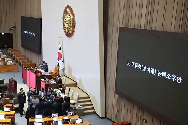 우원식 국회의장이 7일 오후 국회 본회의에서 윤석열 대통령의 탄핵소추안에 대해 의결 정족수 부족으로 '투표 불성립'을 선언하고 있다. ⓒ연합뉴스