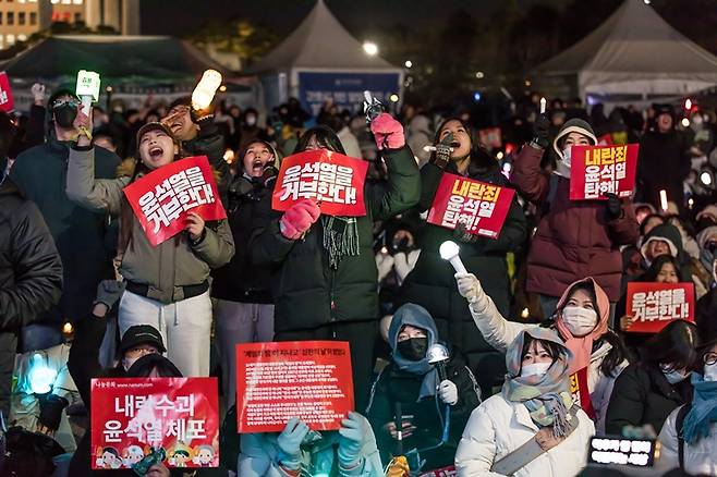 12월7일 오후 서울 여의도 국회 앞에서 열린 '내란죄 윤석열 퇴진! 국민주권 실현! 사회대개혁! 범국민촛불대행진'에서 청년들이 윤석열 대통령 탄핵안에 대한 투표를 촉구하며 구호를 외치고 있다. ⓒ시사저널 최준필