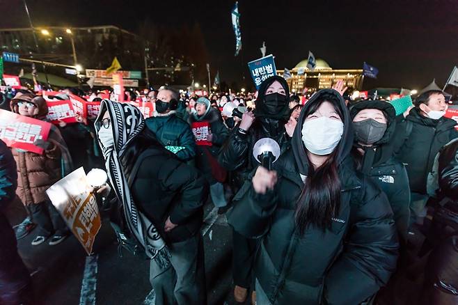 12월7일 오후 서울 여의도 국회 앞에서 열린 '내란죄 윤석열 퇴진! 국민주권 실현! 사회대개혁! 범국민촛불대행진'에서 청년들이 윤석열 대통령 탄핵안에 대한 투표를 촉구하며 구호를 외치고 있다. ⓒ시사저널 최준필