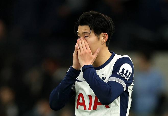 ▲ 최근 웃는 모습이 사진에 찍히지 않는 토트넘 홋스퍼 주장 손흥민, 골을 넣었어도 다른 기회를 놓치면서 비판의 대상이 됐다. 재계약 문제까지 겹치면서 심적으로 복잡한 손흥민이다. ⓒ연합뉴스/REUTERS