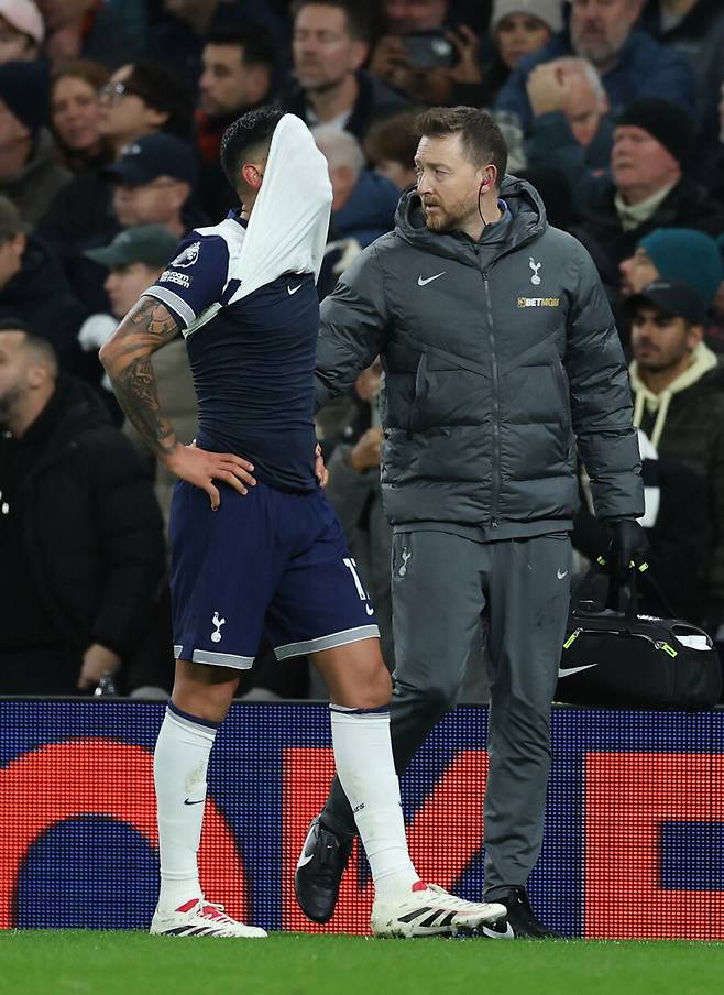 ▲ 이날 부상에서 복귀한 중앙 수비수 크리스티안 로메로(사진 맨 위)는 다시 몸에 이상을 호소하며 조기 교체 됐다. 엔제 포스테코글루(가운데) 감독이 너무 무리해서 복귀 시킨 것 아니냐는 비판이 쏟아졌다. 주장 손흥민의 부담은 더 커졌다. ⓒ연합뉴스/REUTERS